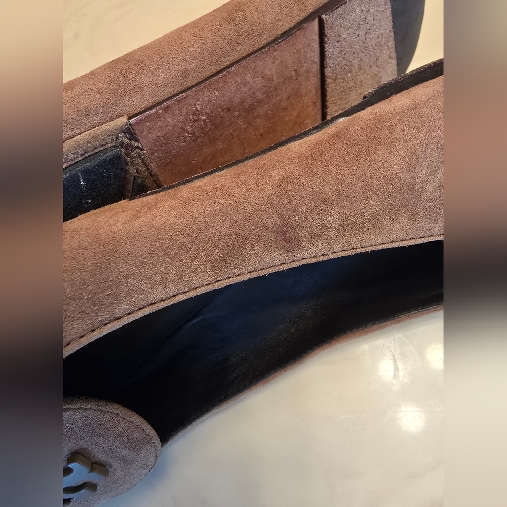 Tory Burch Tan Flats with Signature Logo - Picture 9 of 11